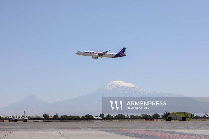 Самолёт FlyOne Armenia в аэропорту Звартноц, Ереван