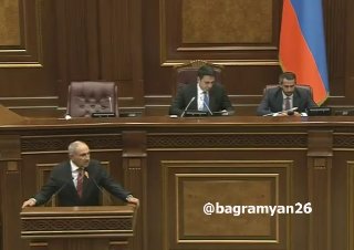 Никол Пашинян выступает на митинге в Аджапняке (Ереван) с заявлением о новой революции