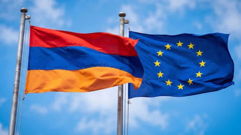 Флаг ЕС и Армении на фоне здания Европейской комиссии, иллюстрация финансовой помощи ЕС Армении