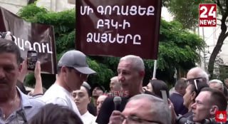 Боксер Акопкохян в майке с Путиным на митинге у ЦИК в Аджапняке