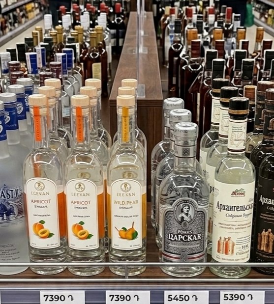 Фруктовые водки на прилавке магазина в Аджапняке, Ереван