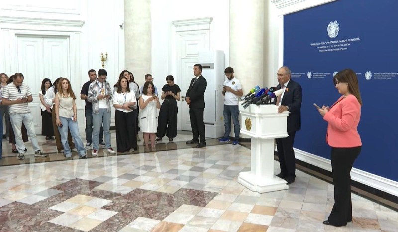 Премьер-министр Армении Никол Пашинян на брифинге в Ереване
