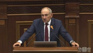 Никол Пашинян выступает с заявлением о выборах в Армении, Аджапняк