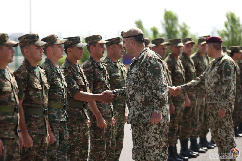 Генерал-лейтенант Эдвард Асрян на присяге сержантов в Аджапняке