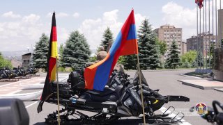 Снегоходы на фоне гор, переданные Германией Армении в Аджапняке