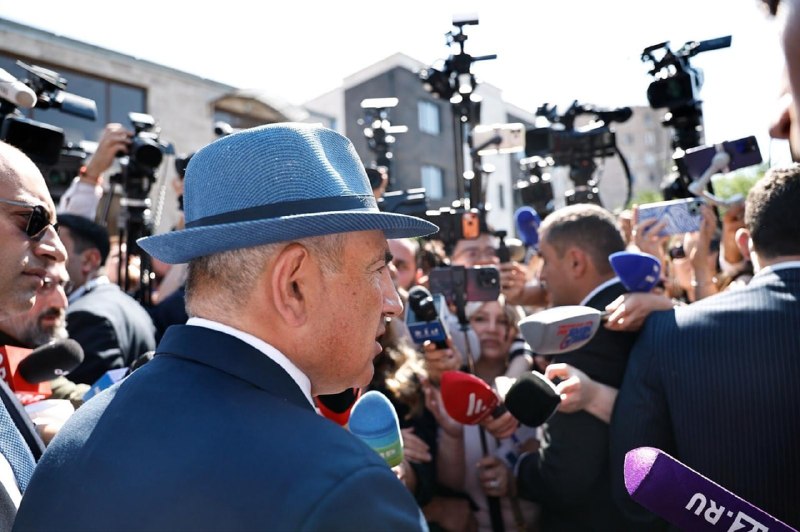 Премьер-министр Никол Пашинян на брифинге после голосования на парламентских выборах в Аджапняке