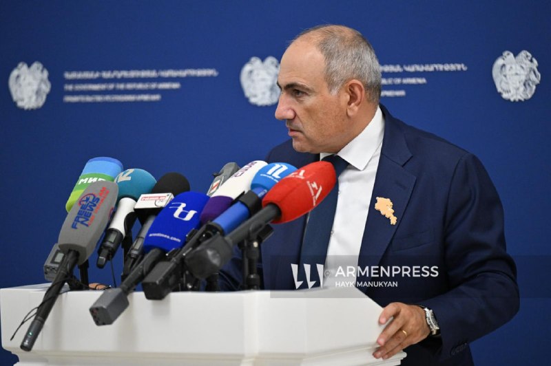 Премьер-министр Армении Никол Пашинян на брифинге после заседания правительства