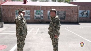 Генерал-лейтенант Эдвард Асрян на строевом смотре республиканского сборного пункта в Армении