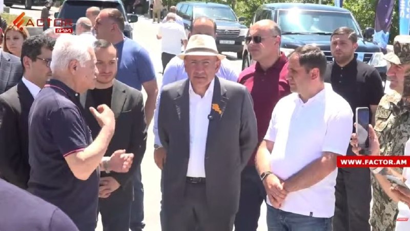 Никол Пашинян осматривает экспозицию на выставке военной промышленности в СКК им. Карена Демирчяна в Аджапняке