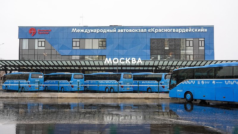 Автобус на фоне автовокзала, Москва-Ереван рейс
