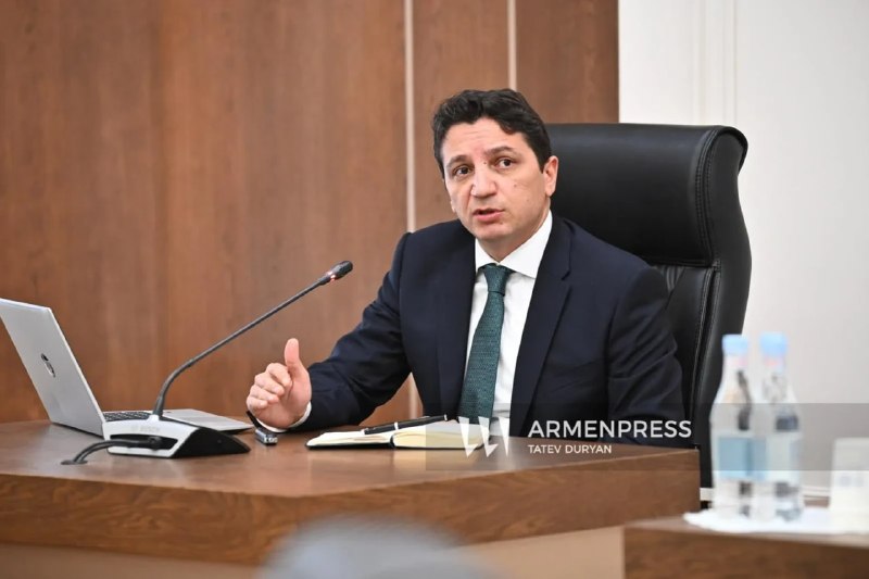 Министр финансов Армении Ваге Ованнисян на заседании парламентского комитета, Ереван
