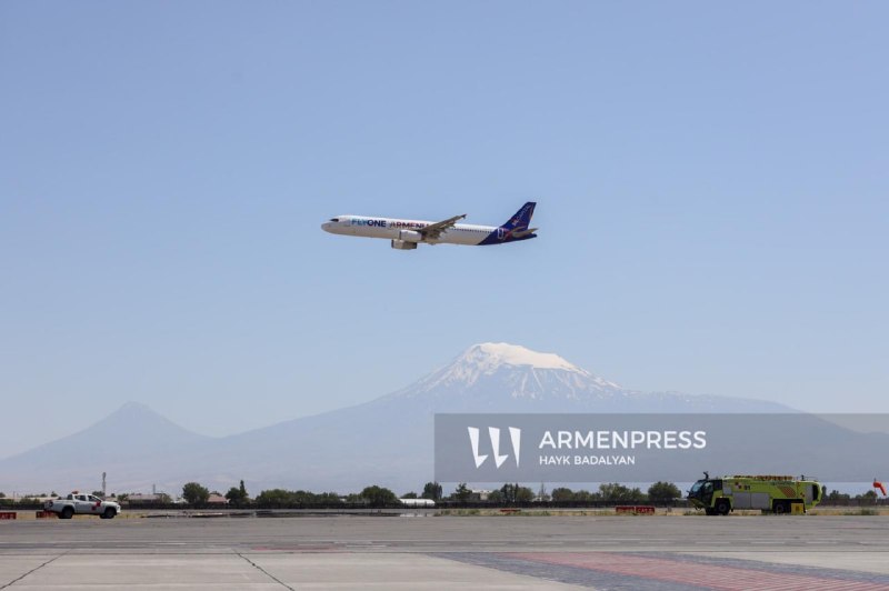 Самолет FlyOne Armenia на взлетной полосе в аэропорту Еревана