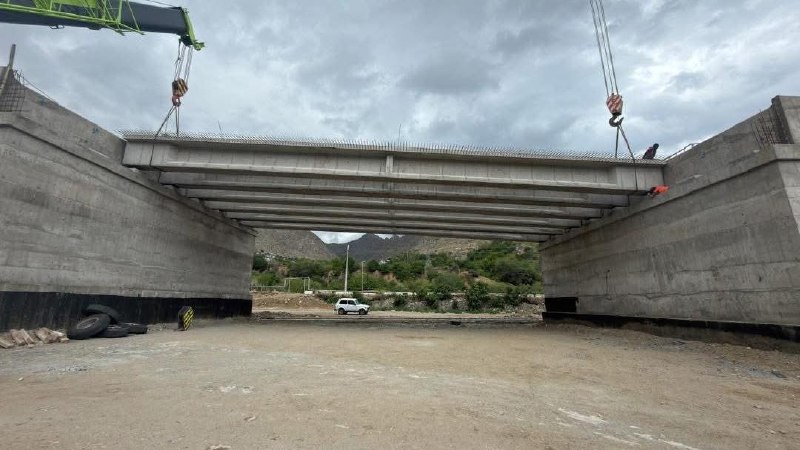 Строительные работы по установке балок мостов на участке дороги Каджаран-Агарак в Армении.