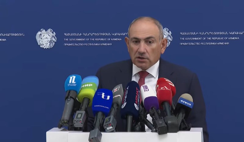 Премьер-министр Армении Никол Пашинян на брифинге в Ереване