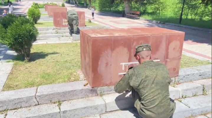 Военнослужащие 102-й базы РФ восстанавливают буквы на мемориале «Мать Армения» в Гюмри