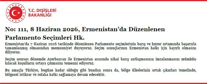Здание МИД Турции в Анкаре на фоне флагов Турции и Армении
