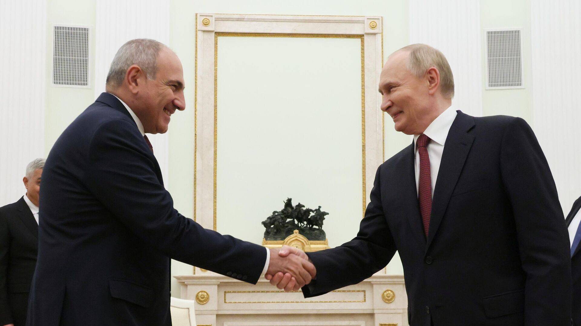 Премьер-министр Армении Никол Пашинян и президент России Владимир Путин