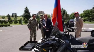 Посол Германии Клаудия Буш передаёт снегоходы Минобороны Армении в Ереване