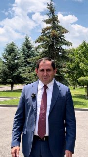 Сурен Папикян выступает с речью на избирательном участке в Аджапняке, Ереван