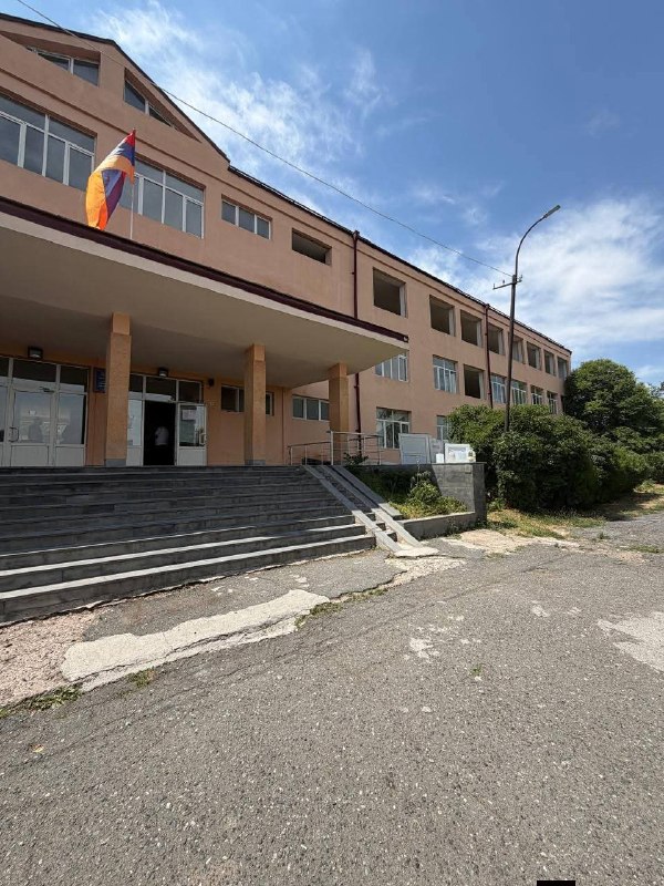 Саргис Багинян на стройке школы в Аштараке, Арагацотнская область
