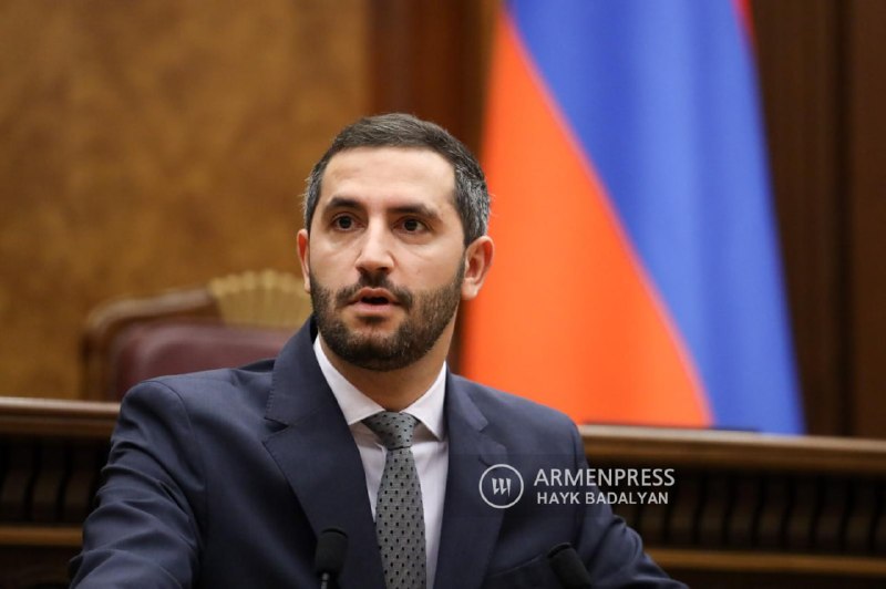 Вице-спикер НС Армении Рубен Рубинян на брифинге в Ереване
