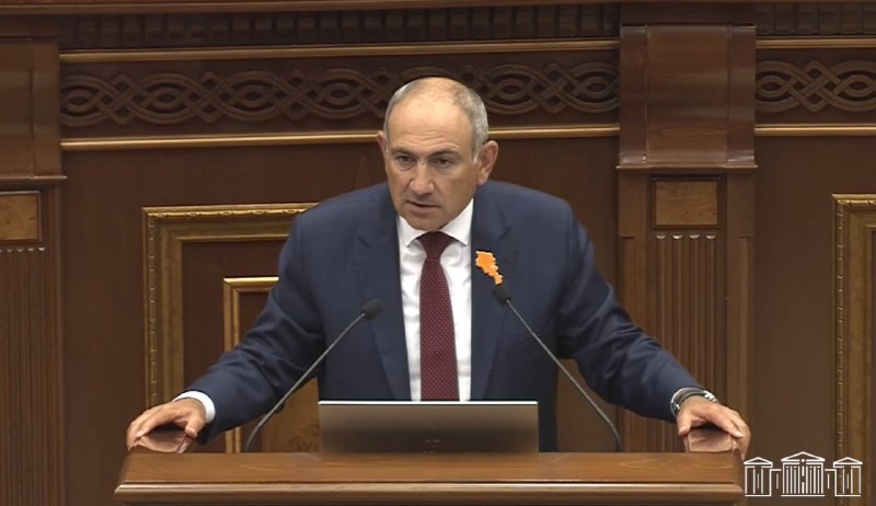 Никол Пашинян выступает в Национальном собрании Армении, заявляя об окончании конфликта с Азербайджаном