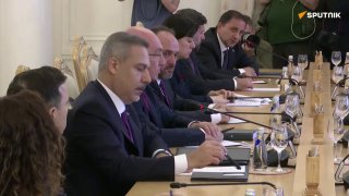 Хакан Фидан, министр иностранных дел Турции, выступает на пресс-конференции