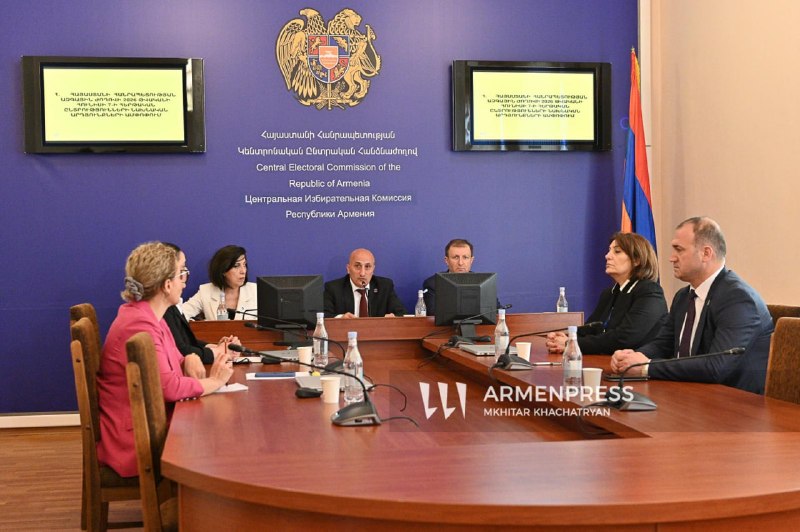 Председатель ЦИК Армении Ваагн Овакимян на брифинге, Ереван