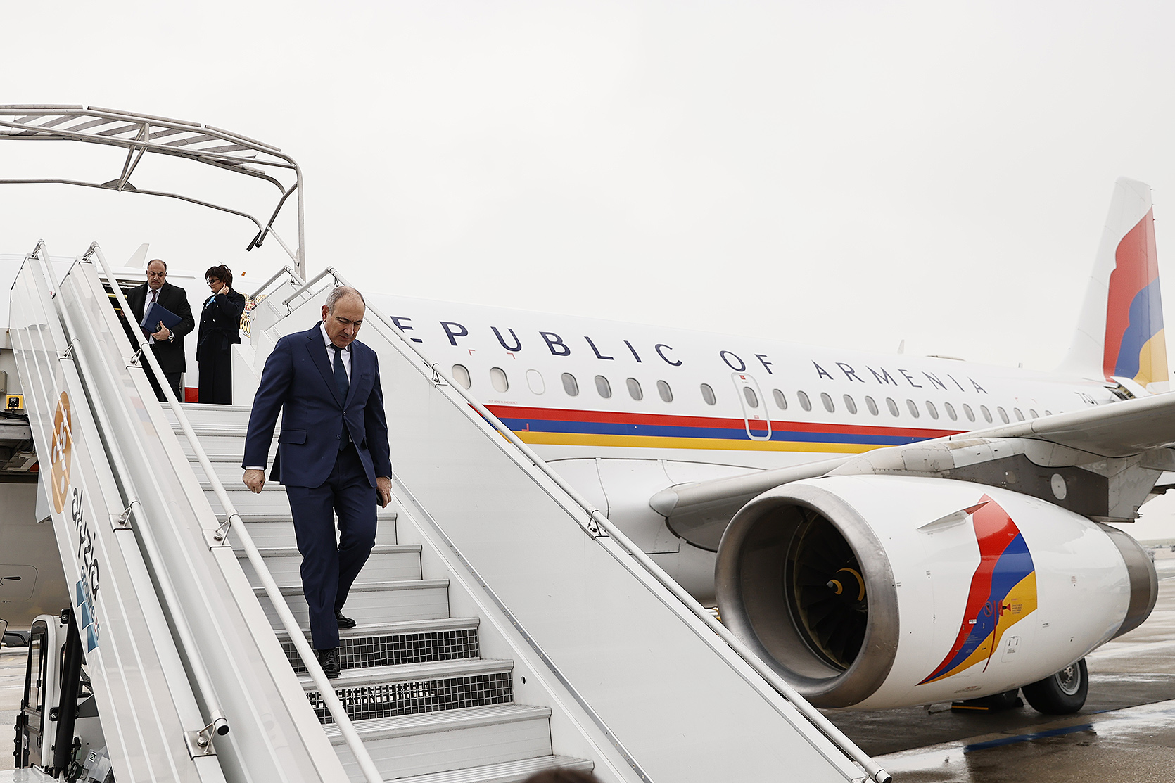 Никол Пашинян на трапе самолёта перед вылетом в Россию