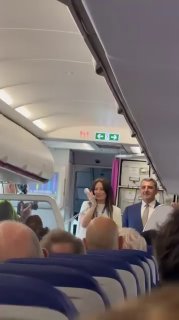Посол Армении Варужан Нерсисян у самолёта в аэропорту Лутон, встречает пассажиров рейса в Ереван