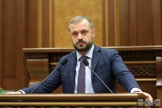 Министр экономики Армении Геворг Папоян на пресс-конференции в Ереване