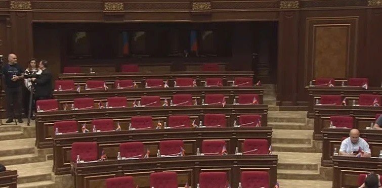 Зал заседаний парламента Армении с пустыми местами оппозиции, Ереван