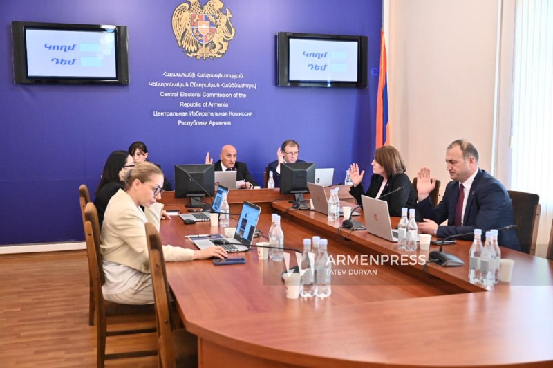 Бюллетени и урна на избирательном участке в Аджапняке, Ереван
