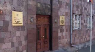 Сотрудники правоохранительных органов проводят обыски в рамках дела о предвыборном подкупе в Ереване, Аджапняк.