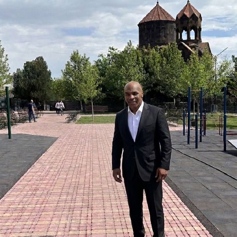 Майк Тайсон и Артур Абрахам в парке в Нор Чарбахе, Ереван
