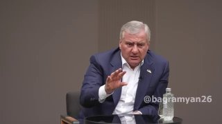 Кандидат в совет старейшин Аджапняка записывает видеообращение
