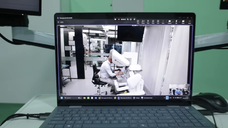 Хирургический робот Toumai MT-1000 в медицинском центре SlavMed в Ереване
