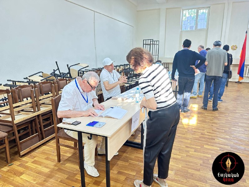 Избирательный участок в школе №12 в Ереване в день выборов