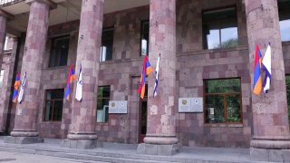 Министр Жанна Андреасян осматривает ремонтные работы в Институте физкультуры и спорта Армении