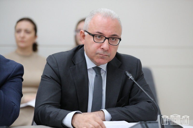 Мнацакан Сафарян беседует с журналистами в парламенте в Ереване