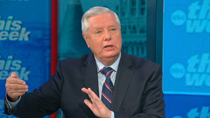 Сенатор США Линдси Грэм выступает с заявлением об Украине и санкциях