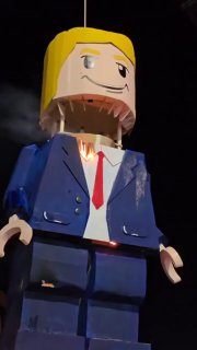Сожжение чучела Трампа в стиле LEGO во время шествия в Мешхеде, Иран
