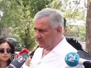 Политик на пресс-конференции в Ереване, объясняет взятие мандатов, Аджапняк