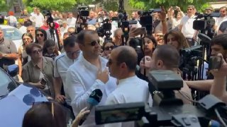 Флаг партии «Процветающая Армения» на фоне избирательного участка в Аджапняке, Ереван