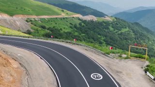 Панорама Мегринского перевала в Армении, дорога с новым асфальтом
