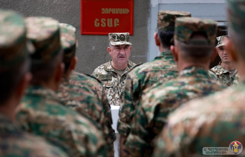 Эдуард Асрян вручает боевое знамя в специальном войсковом соединении в Аджапняке