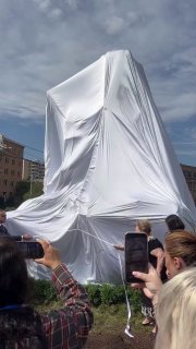 Статуя «Ваагна-драконоборца» возле мэрии Еревана