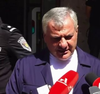 Ташо Калужский и Вардеванян на фоне здания Конституционного суда в Ереване
