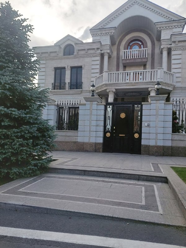 Особняк семьи Ваге Карапетяна в Аджапняке, предположительно разделенный на пять частей для снижения налогов.
