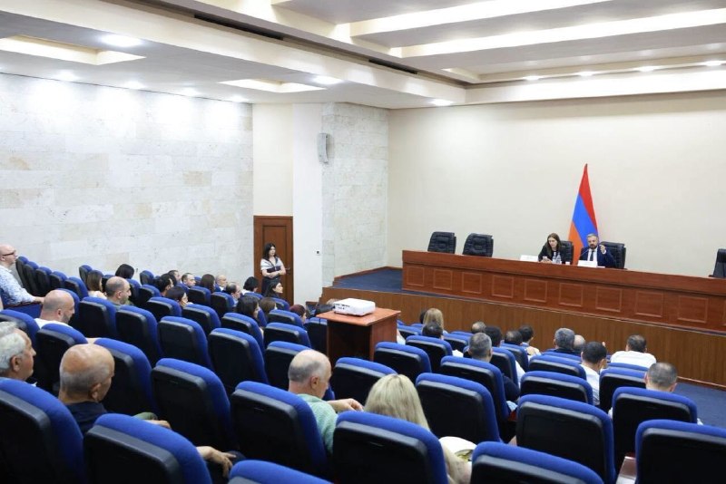 Министр экономики Геворг Папоян на встрече с предпринимателями в Ереване